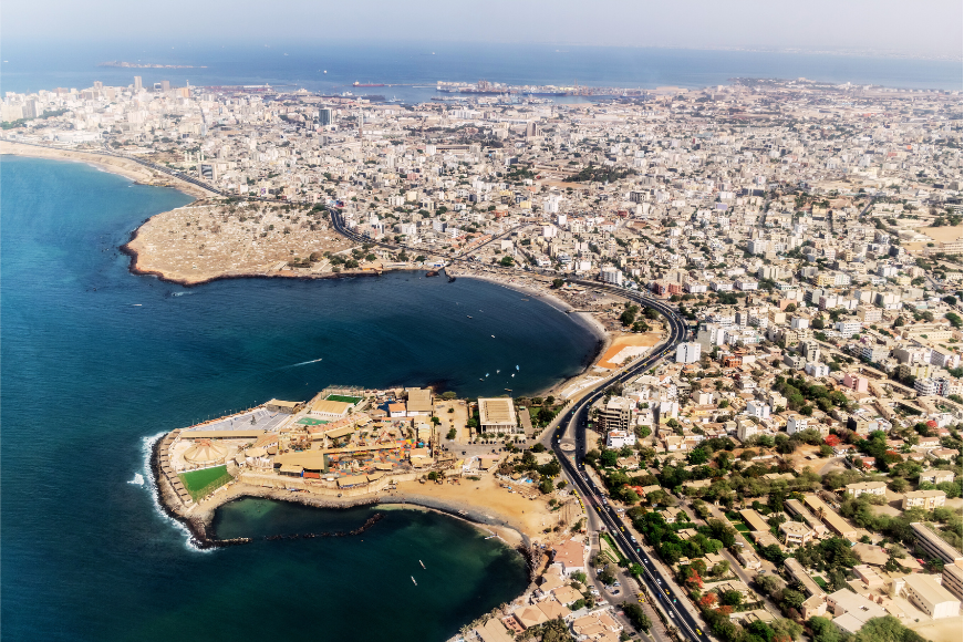 Vue aérienne de la côte et de la ville de Dakar